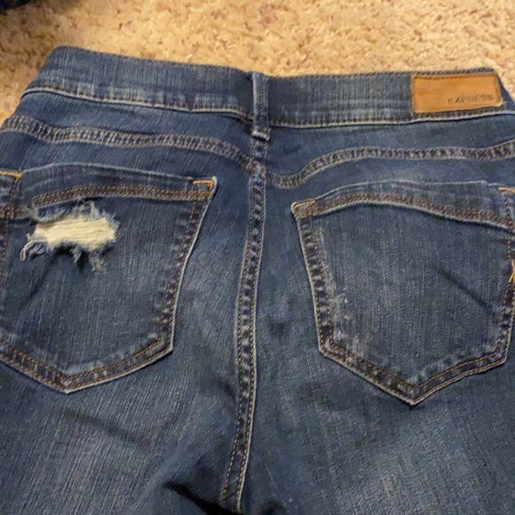LIKE NEW Express women’s stretch ripped jean leggings mid rise in size 2R - Picture 9 of 9